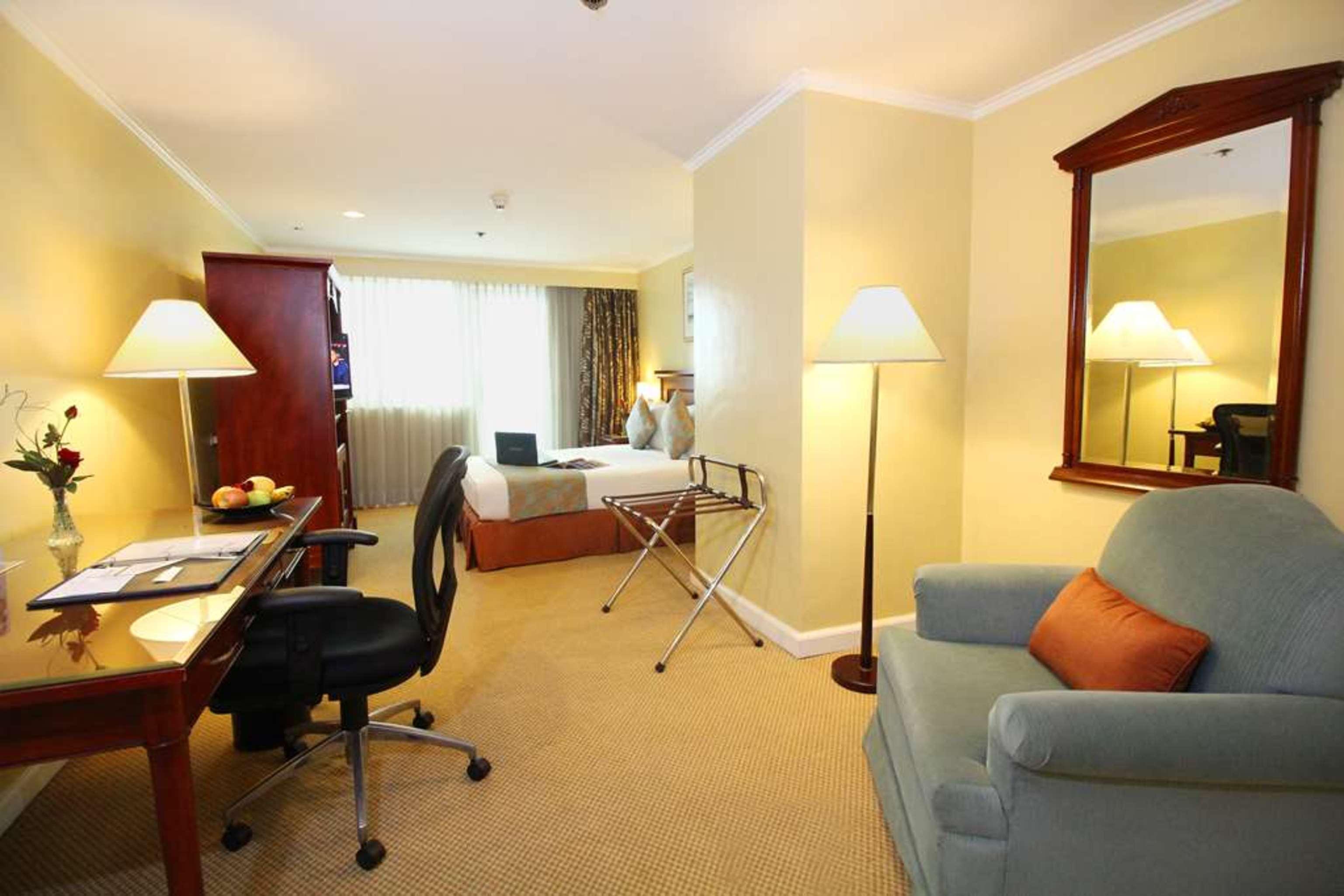 Oxford Suites Makati Makati City Bagian luar foto