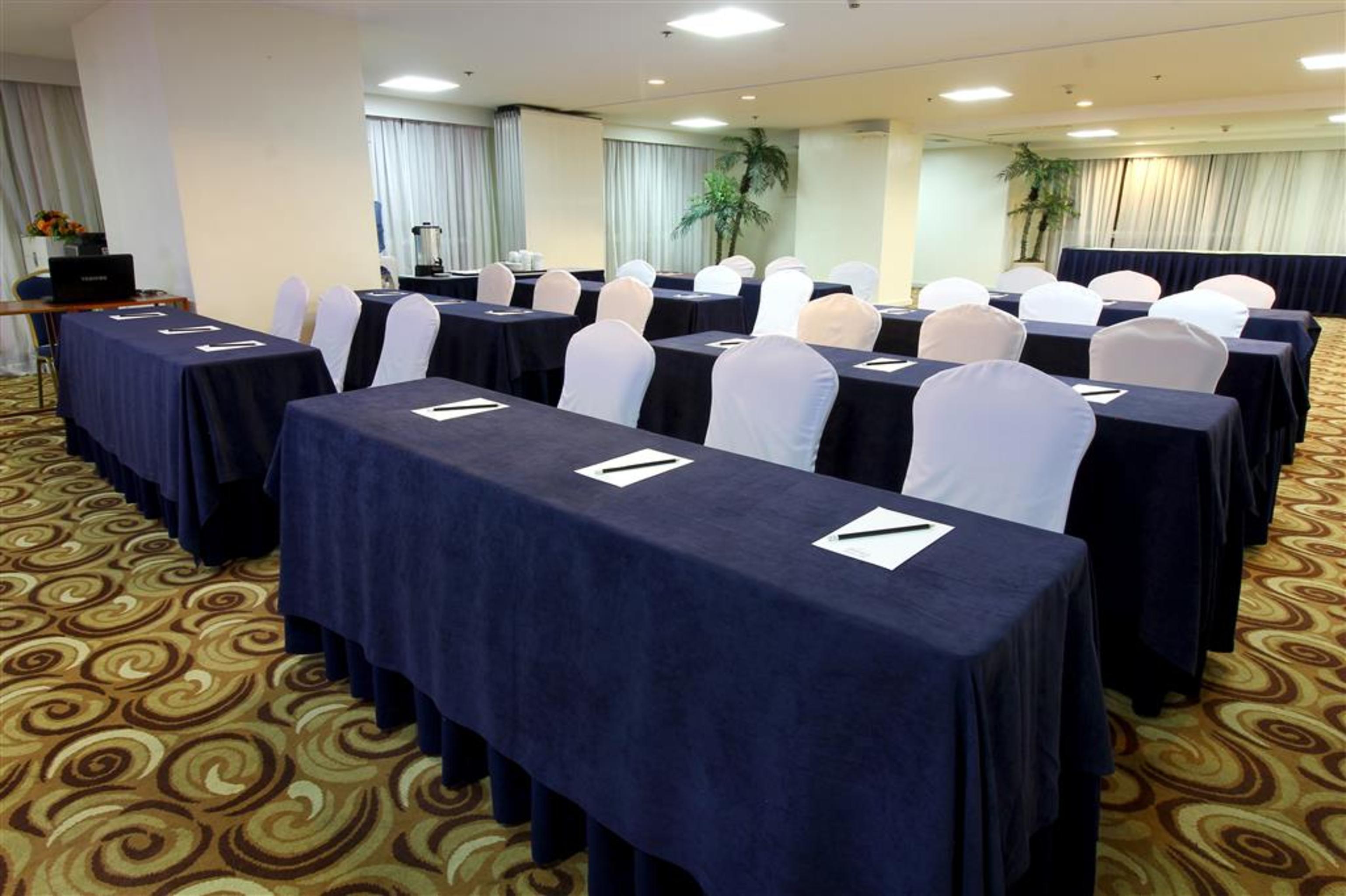 Oxford Suites Makati Makati City Bagian luar foto