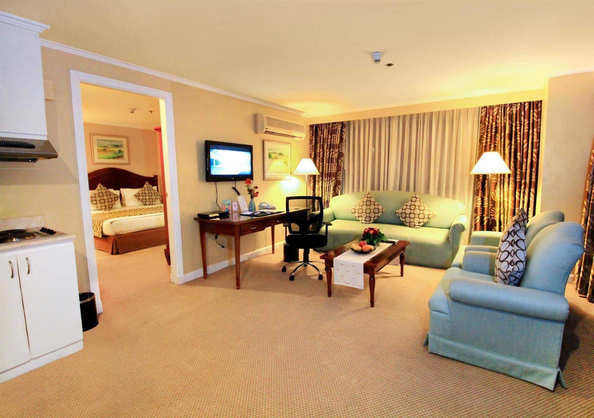 Oxford Suites Makati Makati City Bagian luar foto
