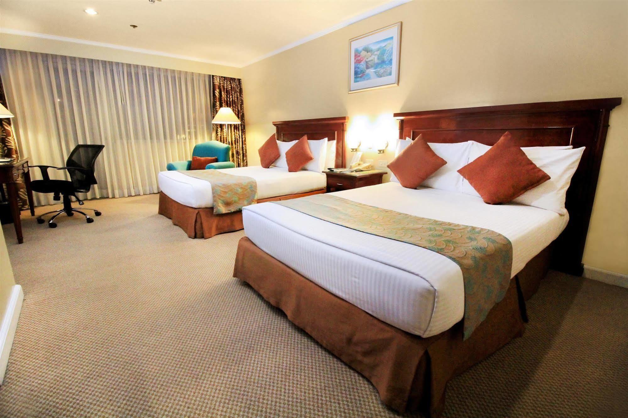 Oxford Suites Makati Makati City Bagian luar foto