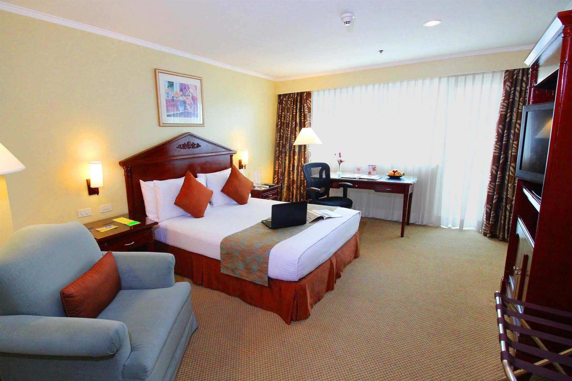 Oxford Suites Makati Makati City Bagian luar foto