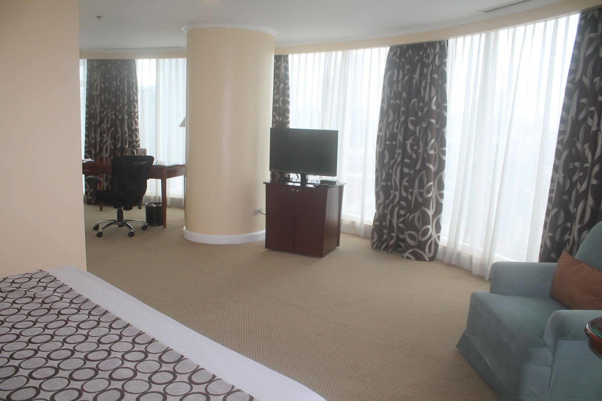 Oxford Suites Makati Makati City Bagian luar foto