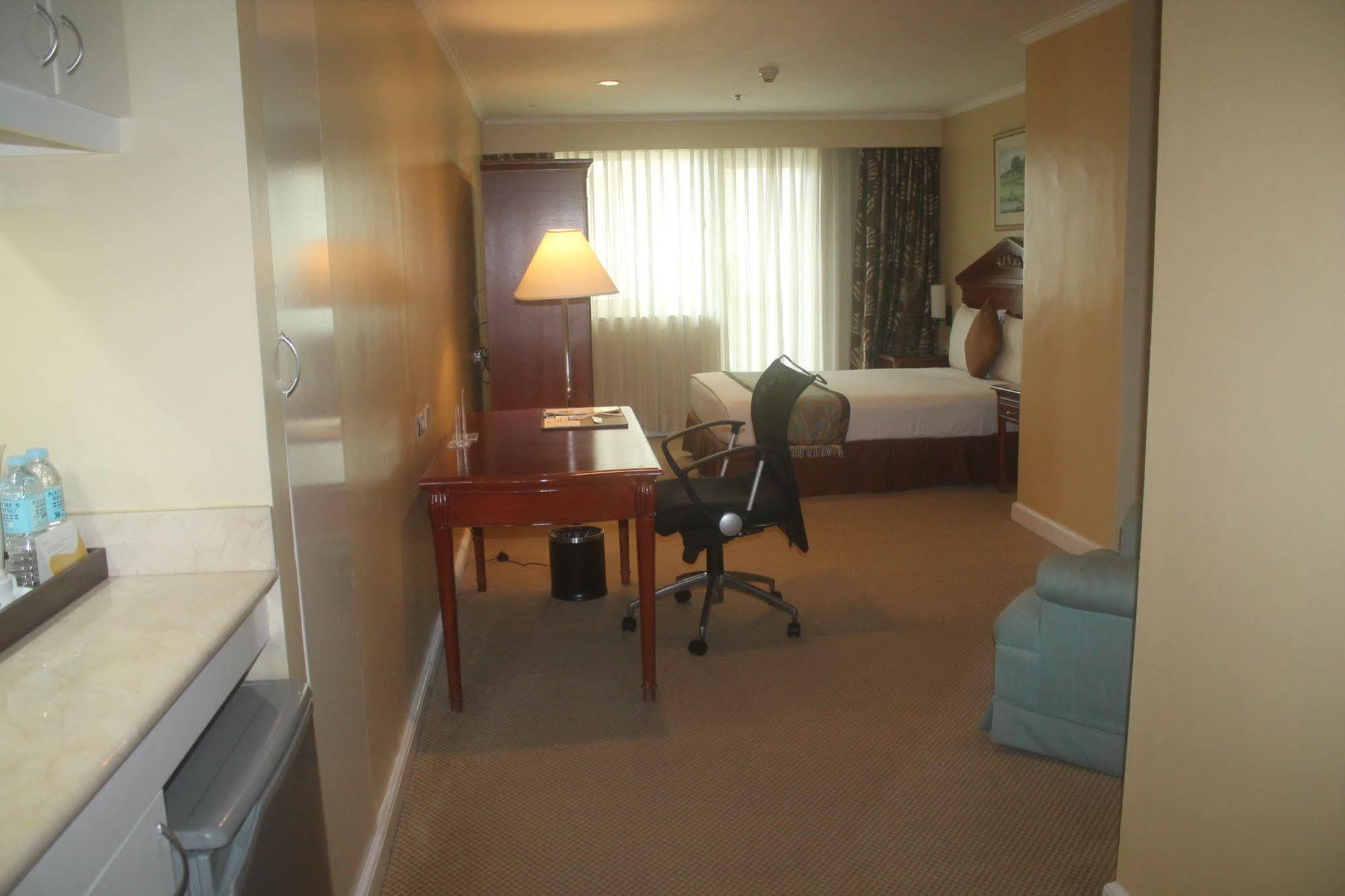 Oxford Suites Makati Makati City Bagian luar foto