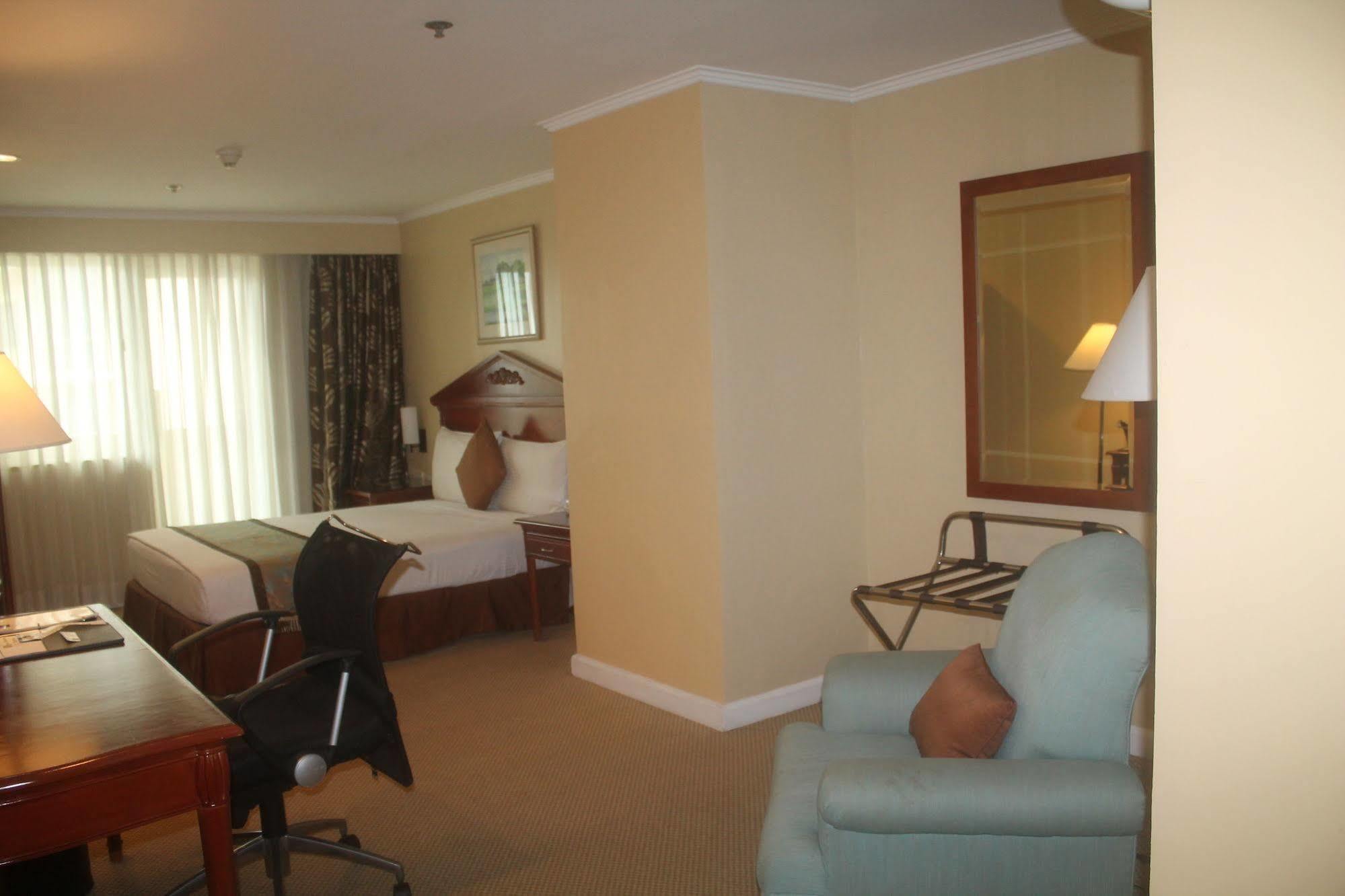 Oxford Suites Makati Makati City Bagian luar foto