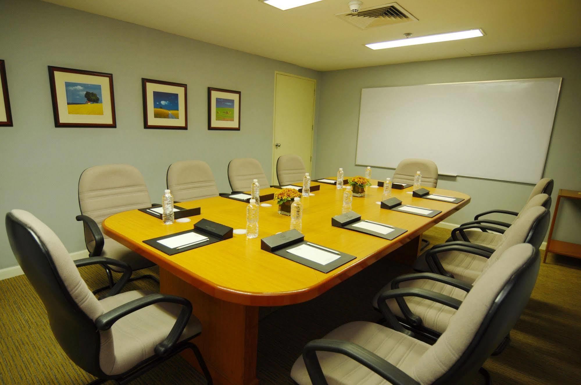 Oxford Suites Makati Makati City Bagian luar foto